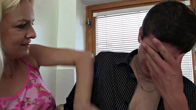 Тёща сосёт у зятя Тёща сосёт у зятя
