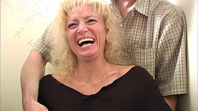 Бабушка сосет член