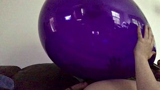 Cumming al hacer estallar un enorme globo morado Q24 ”: porno amateur, corridas y pollas grandes