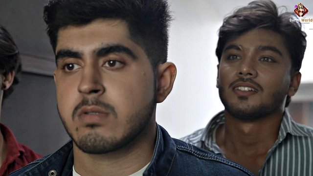 Insegnante bruna scopa gli studenti