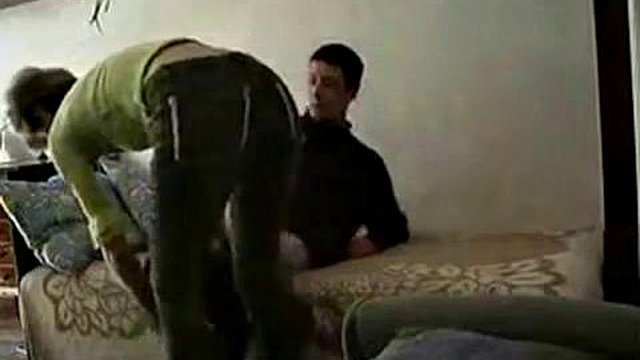 Prima un pompino e poi scopano: porno amatoriale, di coppia e in abiti