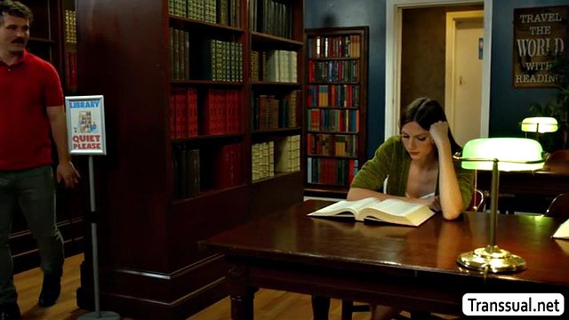 Pomiciare con questa sexy bibliotecaria mora di TS
