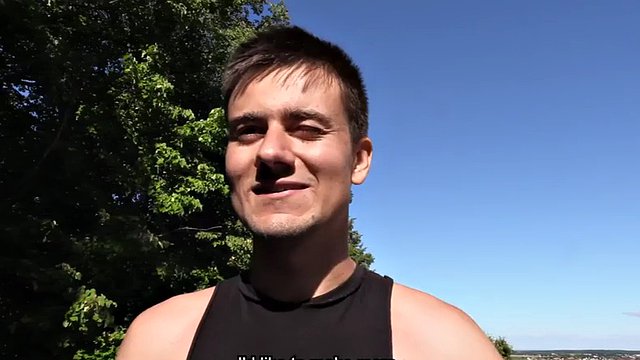 Prawdziwie wyciągnięty koleś sr8 ssie kutasa i zostaje wyruchany w dupę na świeżym powietrzu