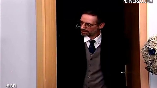 Bağbozumu ev hizmetçisi şaplak alır