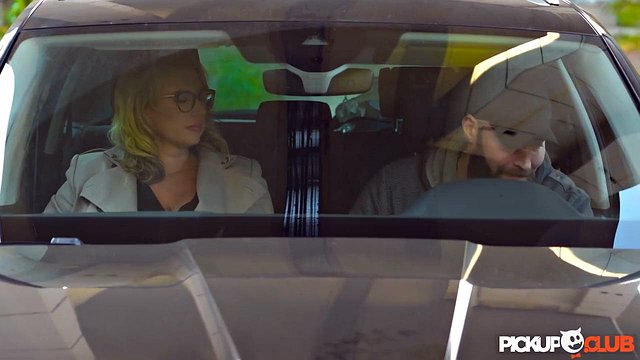 Passion de pipe en plein air à grosse bite d'une MILF blonde bien roulée