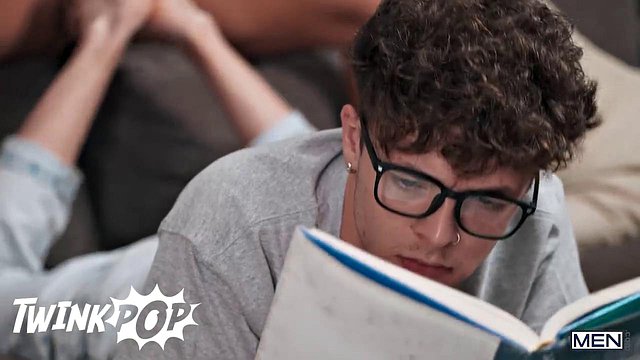 Drake Vons Fußfetisch-Besessenheit eskaliert, als er Troye Deans Sohlen verschlingt, bevor er D zuschlägt