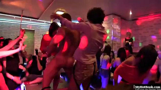 Horko je pro tyto sexy MILFS: Amateur, Orgy & Group Sex Porn nesnesitelné