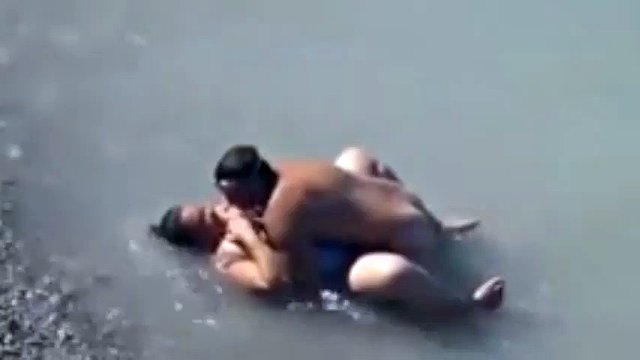 bbw baise sur la plage