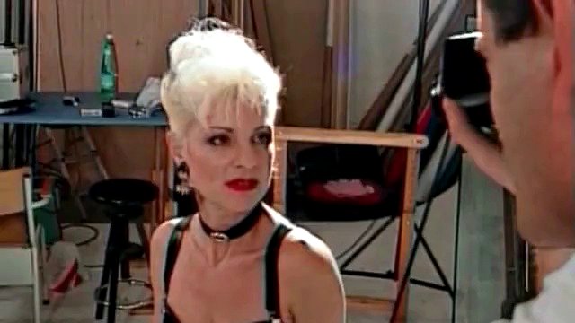Ma grand-mère française sexy percée avec une chatte percée anale