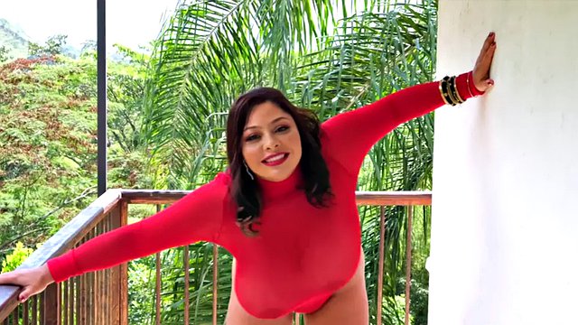 Huge tits on the move with Sofia Damon