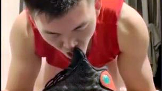 Sporty Asian guy is spreading legs and ramming ass with toy