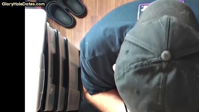 Gloryhole DILF con gli occhiali succhia il cazzo con la bocca golosa