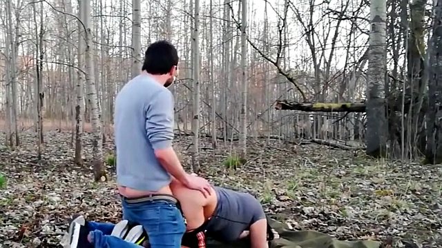 Velký zadek Ital v prdeli v lese během uzamčení
