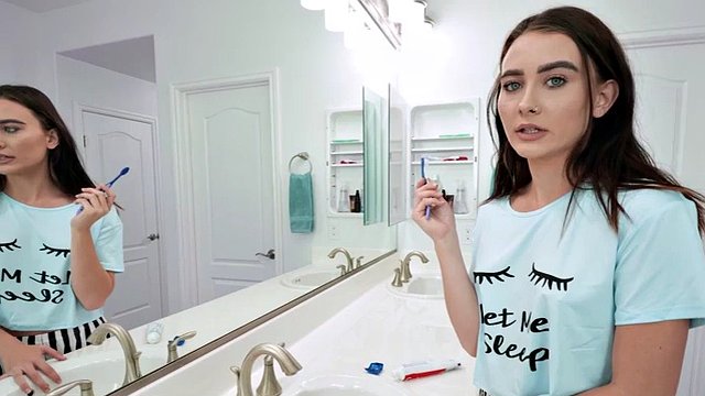 La mia sorellastra Veronica Church vuole giocare a un gioco perverso di obbligo o verità - SisLovesMe