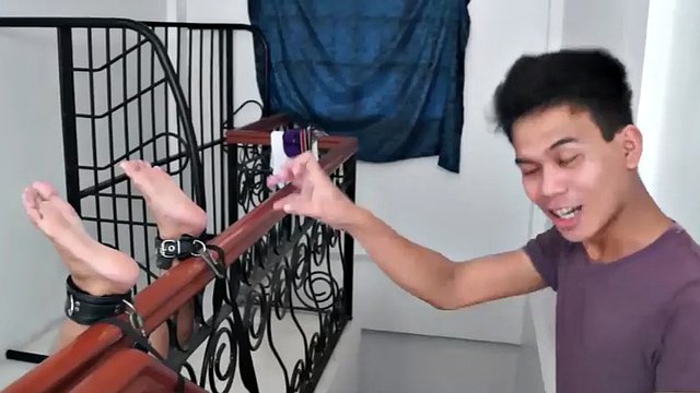 O bonito cócegas asiático Lance está de volta nesta divertida combinação de cócegas nos pés e resistência às cócegas. Os tornozelos de Lance estão amarrados às solas do corrimão da escada. Nosso fofo cócegas Warren pode fazer cócegas em seus pés.