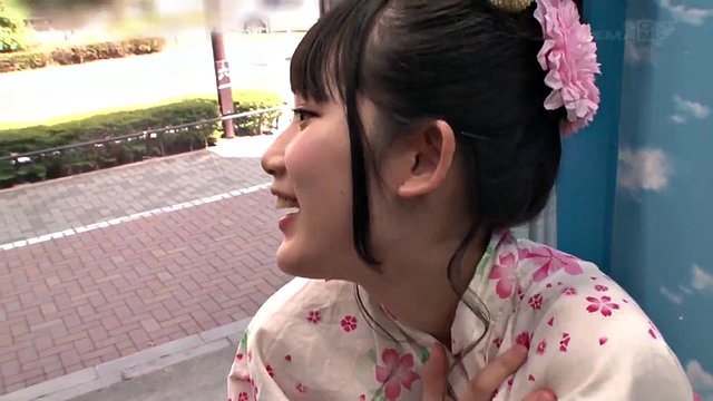 Numéro Magic Mirror : Une belle femme en yukata essaie les poings de baseball pour la première fois de sa vie, même si elle est timide !