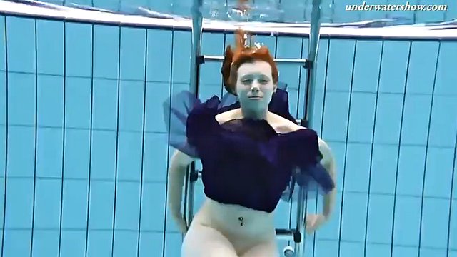 Horké kuřátko ve veřejném bazénu úplně samotné a mokré