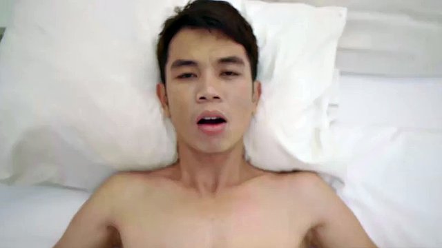 Papà si incontra con un simpatico ragazzo asiatico a Bangkok, e possiamo vedere l'azione dal punto di vista di papà. Dopo aver accarezzato il ragazzo asiatico arrapato, papà gli fa succhiare il cazzo.