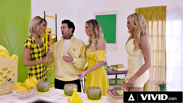 Viviv -Kenzie TaylorとBriana Banksは、ホットレズビアンの三人組で彼女の新しい継娘であるエマヒックスを食い尽くします