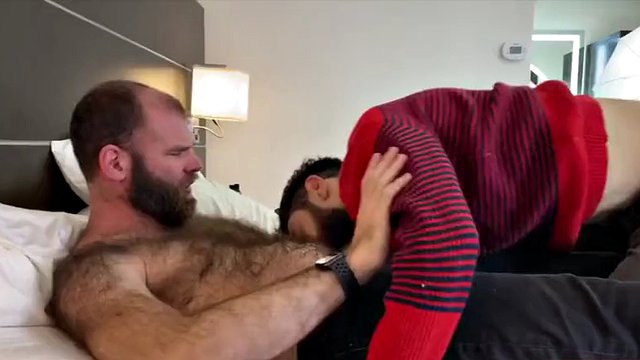 Papà irsuto con la barba e figliastro con il culo peloso: BJ-RIM-BB-SEEDING -FACIAL