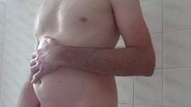 Clistere di inflazione della pancia oliata e dildo anale profondo