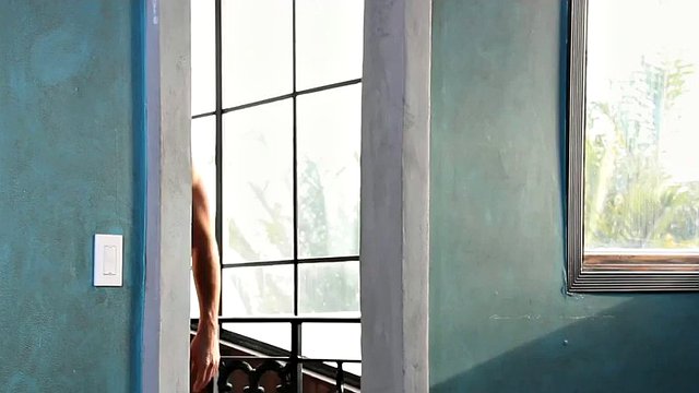 gayroom mecs chauds mouillés durement de la piscine et baisant