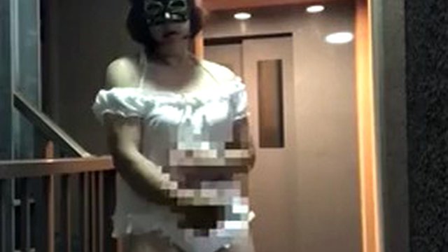 La travestita giapponese Ayumi si masturba con un dildo anale e viene all'aperto 007