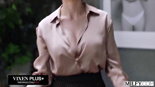 MILFY Naughty MILF Lexi Luna svádí nadržený stud ve sprše v lázních