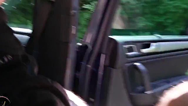 Creampie duro en el coche de Lea Kirsch