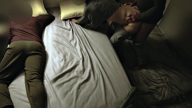 "Branquinha" baise le cousin de son mari dans le lit du couple