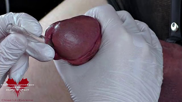 Estrazione perfetta dello sperma direttamente dall'uretra. Primo piano del suono di una cannuccia di vetro