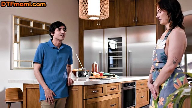 Bootylicious inked stepmom pussybanged  in kitchen
