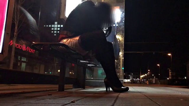 Crossdresser zamocowany na ławce na przystanku tramwajowym
