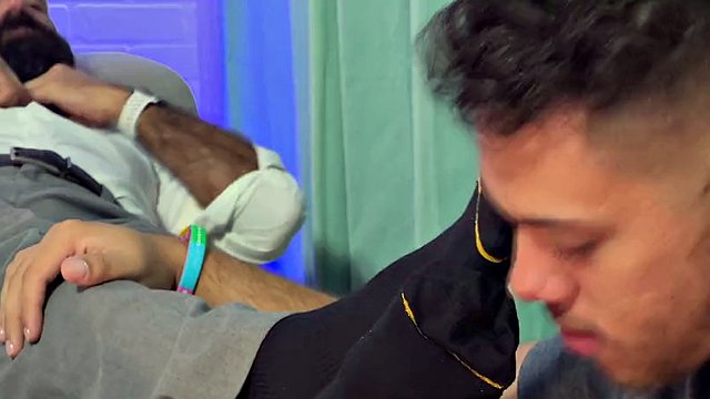 L'homme d'affaires barbu Lando reçoit le culte des pieds le week-end
