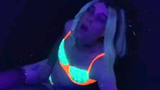 Seksi tranny parti onu yatakta sikmeni istiyor