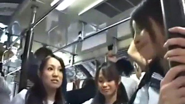Chicas asiáticas en un autobús