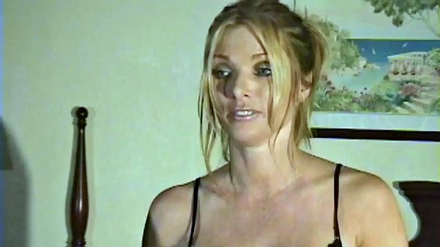 la modella bionda sherilyn sculacciata fino alle lacrime e ottiene un sedere molto rosso