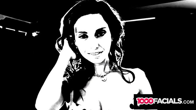 1000FACIALS - Smokin Hot Brunette Babe používá všechny své dovednosti sání kohoutů
