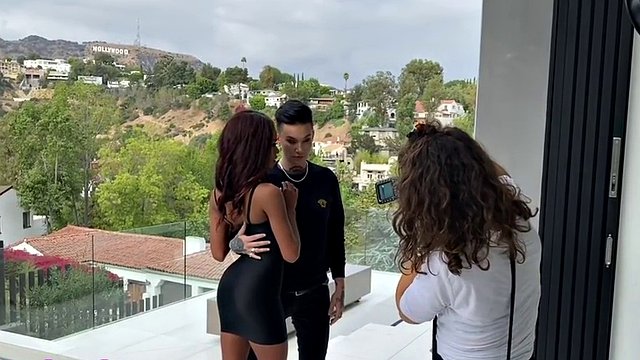 ランジェリー姿でストラップオンの見知らぬ人がBTSの3Pで21歳の小柄なガールフレンドとセックス