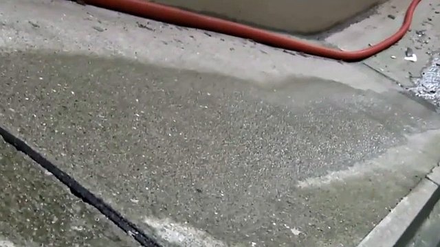 Nasty petite chienne asiatique veut faire pipi dans la rue