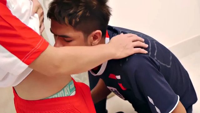 Sporty Asian twink pissing, anal sex with boyfriend without condom