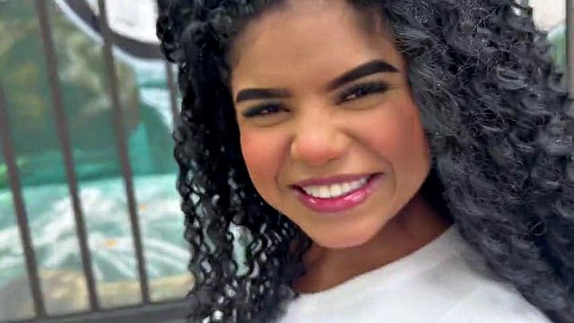 Latina-Squirterin mit großen Titten hat mehrere Squirting-Orgasmen auf einem großen weißen Schwanz in sexy Dessous