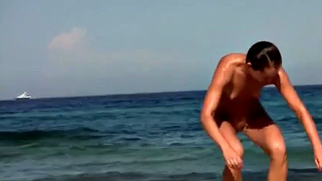 Röntgenci çıplaklar plajına gelir ve çıplak bir kızı filme alır