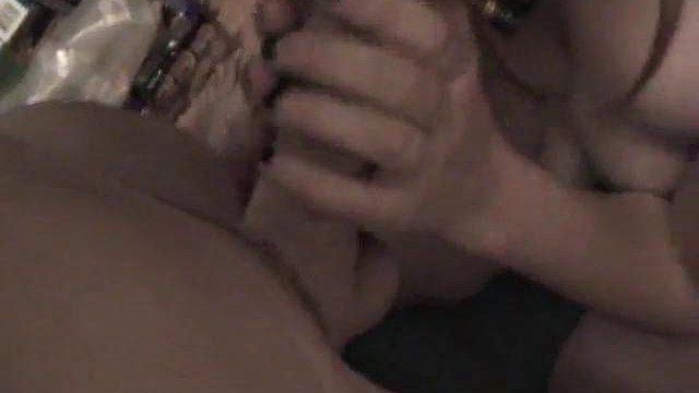 嬌小的索爾肯德爾做口交