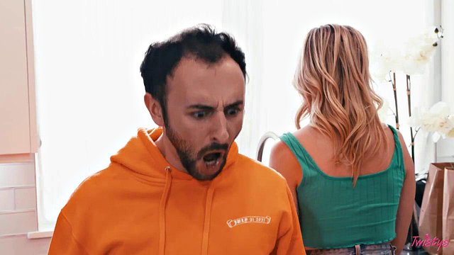 La brune Bella Rolland s'écrase dans la cuisine pour rompre une relation lesbienne torride entre la blonde Charlie Forde et Jacob Cold