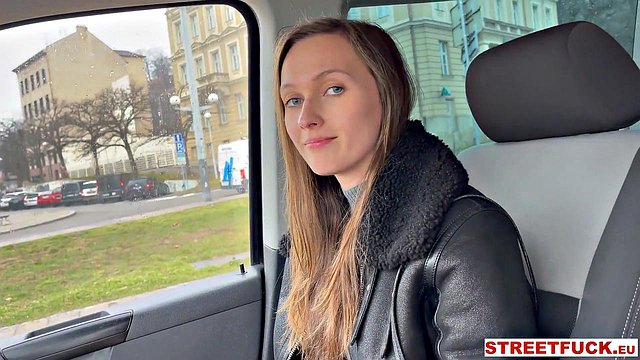 Żonaty taksówkarz posuwa publicznie idealną cipkę Stacy Cruz