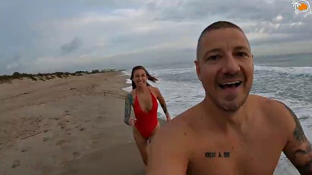 Una vera coppia che si diverte sulla spiaggia per nudisti. Sexy pompino bagnato