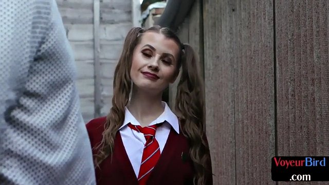 Britisk collegeuniform voyeur erter en fyr som rykker utendørs
