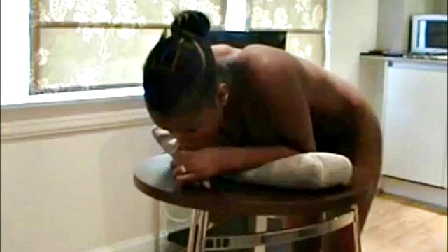 La ragazza ebano Cherice ha sculacciato duramente