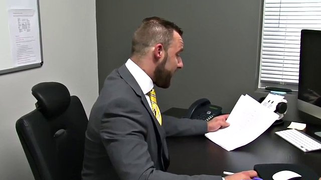 hårete britisk stud cumming på kontoret